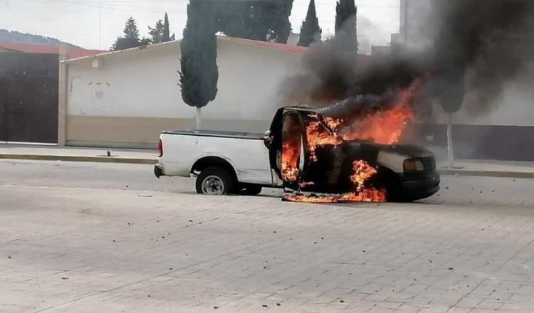 Habitantes de Amozoc, Puebla, queman vehículos para exigir la renuncia del alcalde