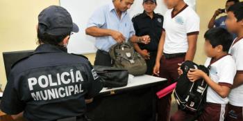 Llama Gobierno a padres de familia a autorizar revisión de mochilas, tras detección de armas en escuelas