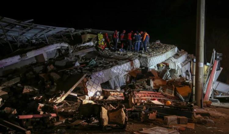 Sismo de magnitud 6.8 sacude a Turquía y deja 18 muertos