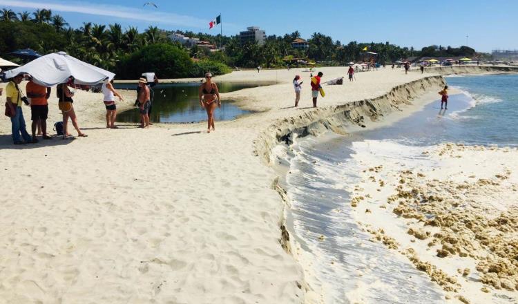 Se da deslizamiento de arena en Playa Marinero en Puerto Escondido, Oaxaca