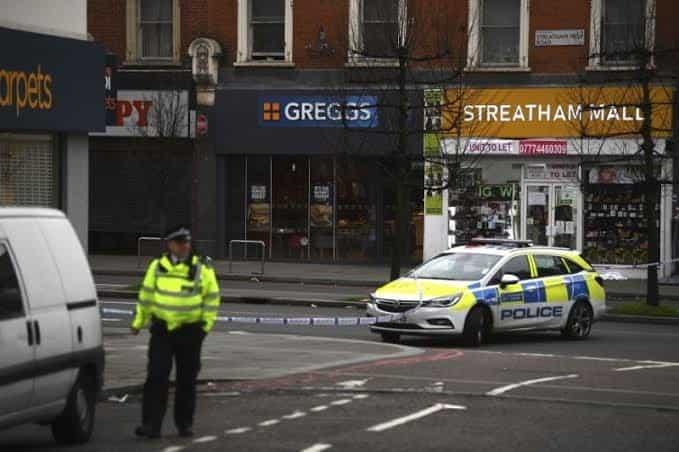 Hombre ataca a varias personas en Londres; la policía le dispara
