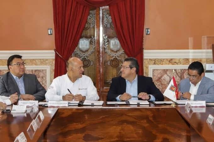 Gobernador priísta de Tlaxcala firma acuerdo con el INSABI