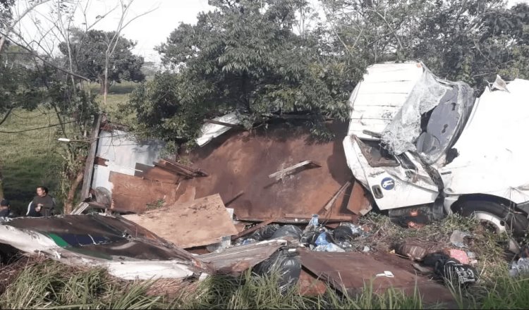 Vuelca en Veracruz un camión con migrantes a bordo, hay un muerto