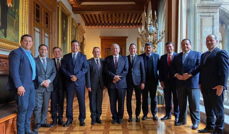 Se reúnen gobernadores panistas con AMLO; niegan su adhesión al INSABI