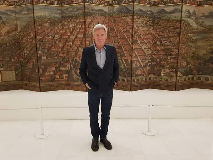 Harrison Ford llega a la CDMX, ignora a fans y visita el Museo Soumaya