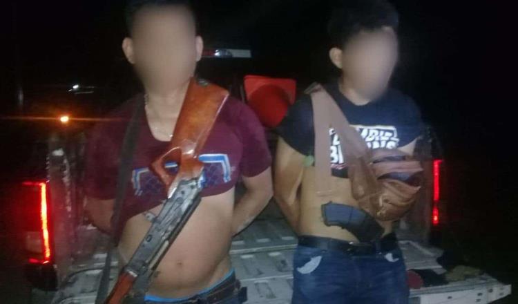 Detienen a dos sujetos con arma AK-47 en Comalcalco