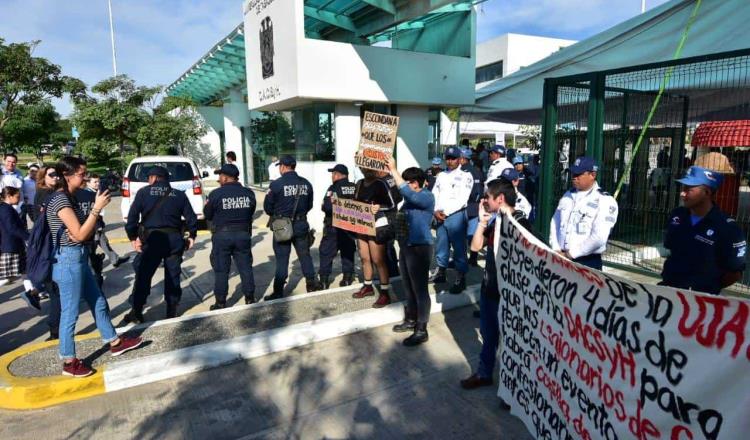 Protestan estudiantes en la DACSyH por evento con tintes religiosos