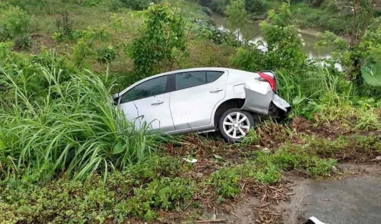 Taxista abandona a sus pasajeros tras chocar con un auto en la carretera Teapa-Pichucalco