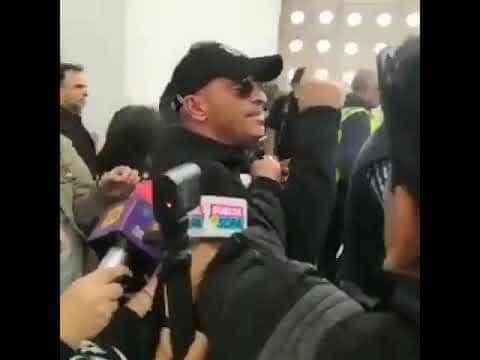 Eros Ramazzotti propina un codazo a fan a su llegada a México