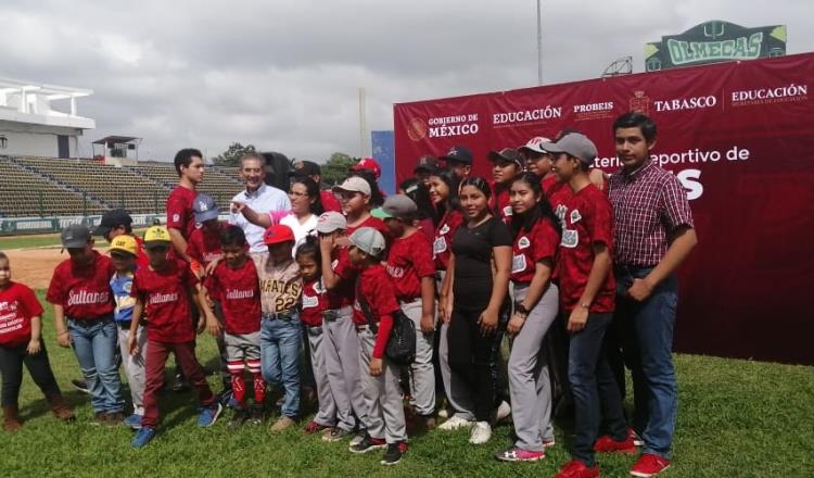 Entregan material deportivo a ligas de beisbol por parte de PROBEIS