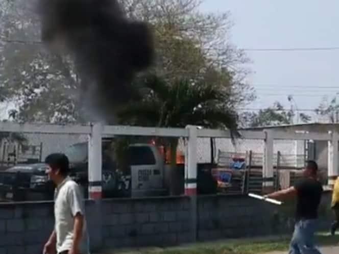 Se enfrentan manifestantes con policías en Veracruz, hay 12 detenidos