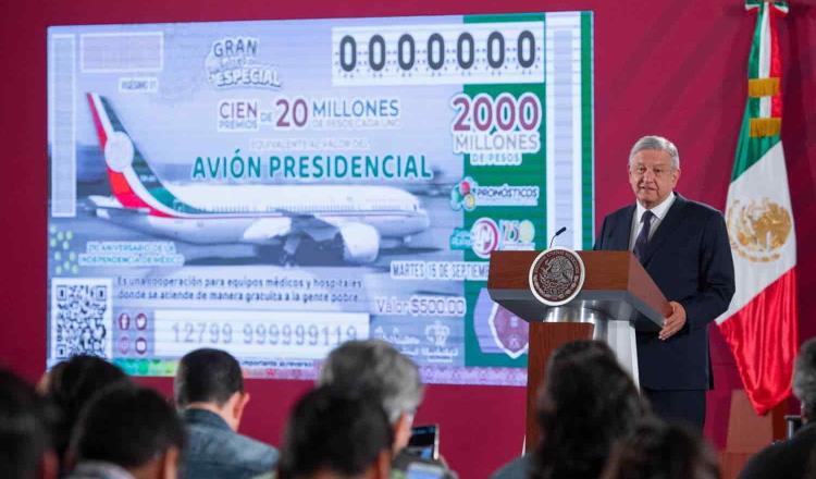 Con cena, busca Obrador convencer a empresarios que vendan 4 millones de cachitos para el sorteo del avión presidencial