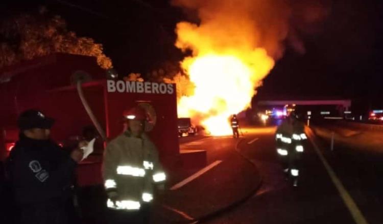 Se incendia tráiler de caja en la Villahermosa-Cárdenas