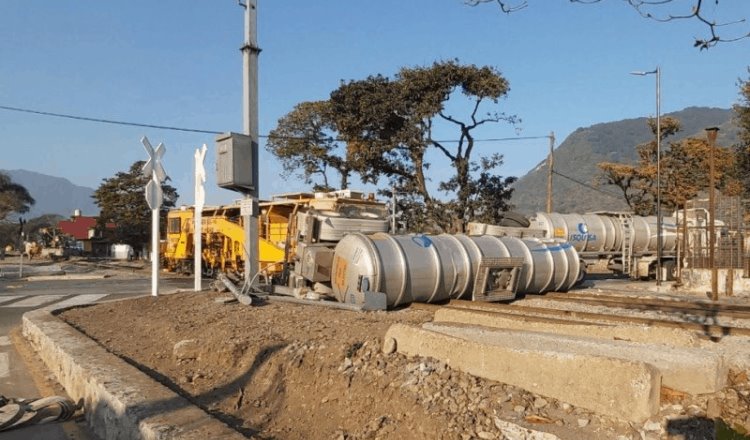 Tren impacta en Orizaba a pipa cargada de amoniaco