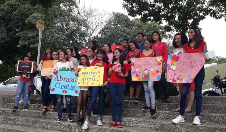 Regalan jóvenes abrazos a visitantes del Tomás Garrido por el Día del Amor y la Amistad