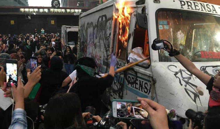 Feministas queman vehículos frente a edificios de periódicos por publicar fotos de Ingrid Escamilla