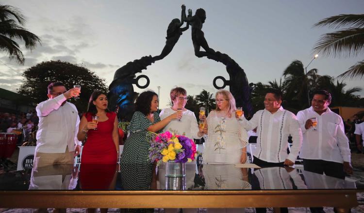 En bodas colectivas, alcaldesa de Playa del Carmen pide matrimonio a su pareja