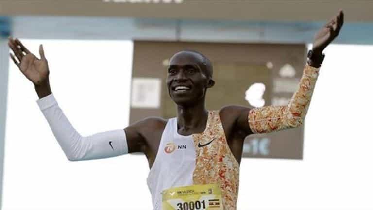 Ugandés rompe marca de 5km en 12:51