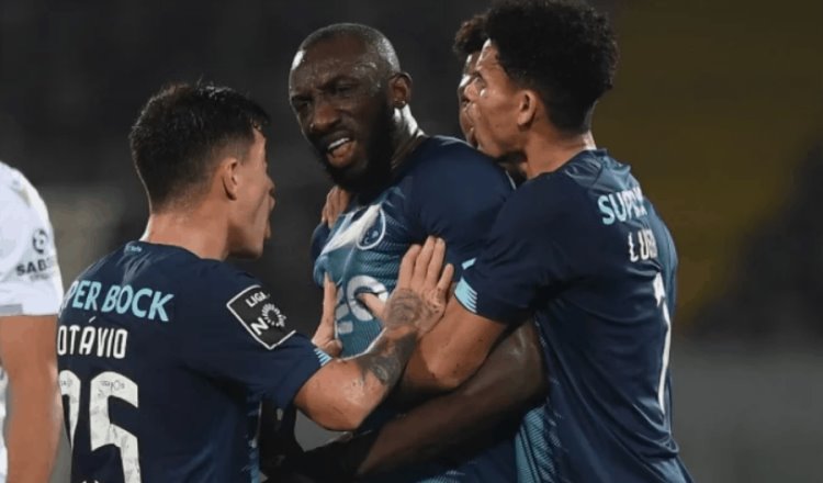 Jugador del Porto sufre racismo y árbitro se desentiende