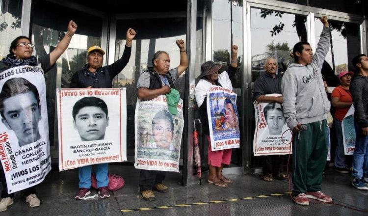 Se manifiestan padres de los 43 normalistas de Ayotzinapa frente a la Fiscalía de Chiapas