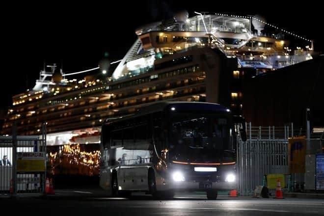 Abandonan pasajeros que dieron negativo al coronavirus el crucero “Diamond Princess”