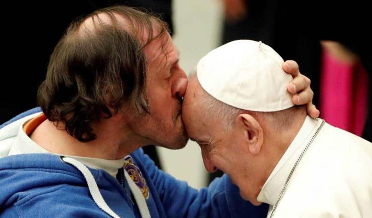 Hombre sorprende al Papa Francisco con un beso en la frente
