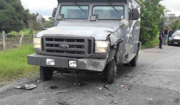 Deja 2 lesionados choque entre particular y camioneta de valores en Cunduacán