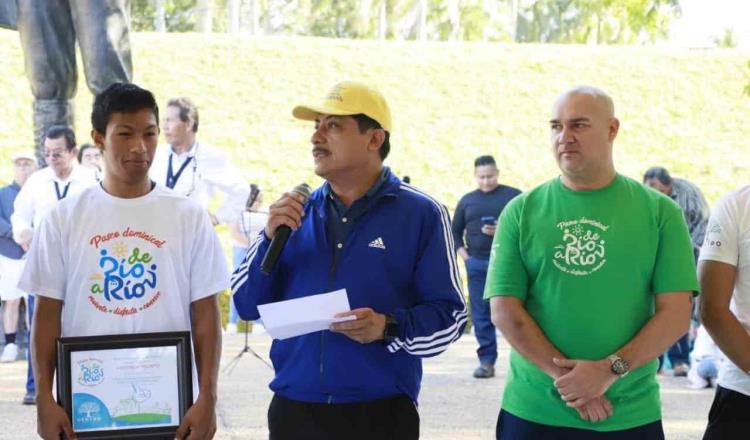 Otorga Ayuntamiento de Centro reconocimiento a karateca tabasqueño