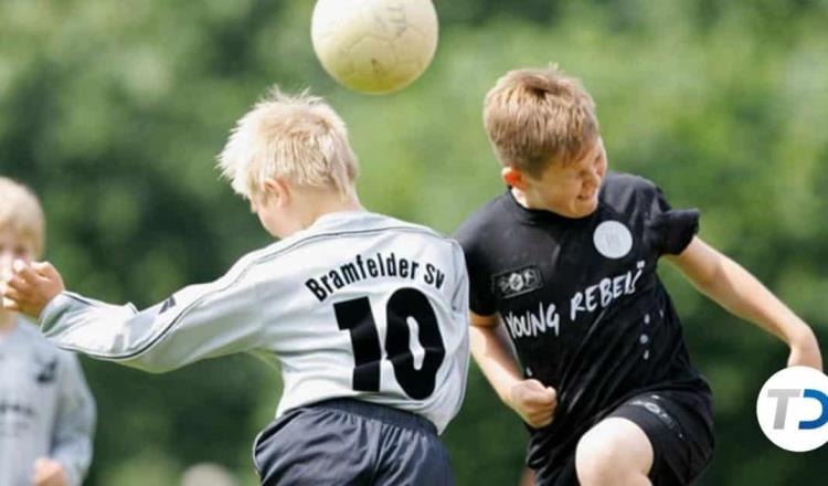 Niños de Escocia, Inglaterra e Irlanda no podrán cabecear el balón de futbol