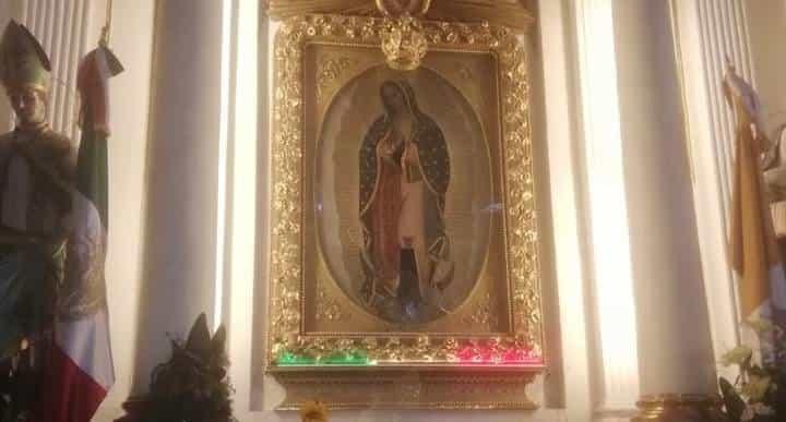 Sujeto arroja piedras a la vitrina de la virgen de Guadalupe en la Catedral de Guadalajara