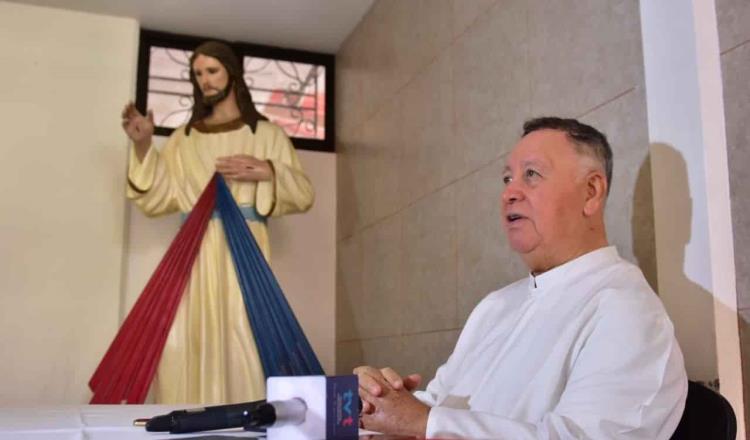 Mantienen a Padre Denis Ochoa en observación tras trasplante de riñón