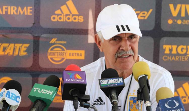 Tuca Ferretti, en descontento con obligación de alinear jóvenes