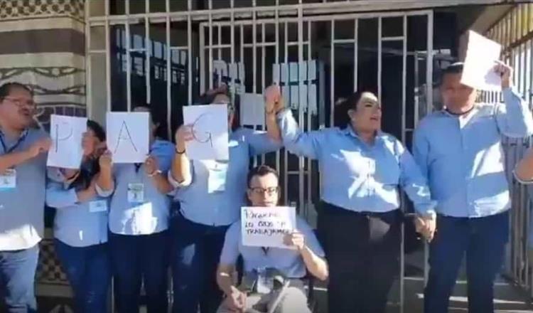 Protestan trabajadores de la CEDH por falta de pago 