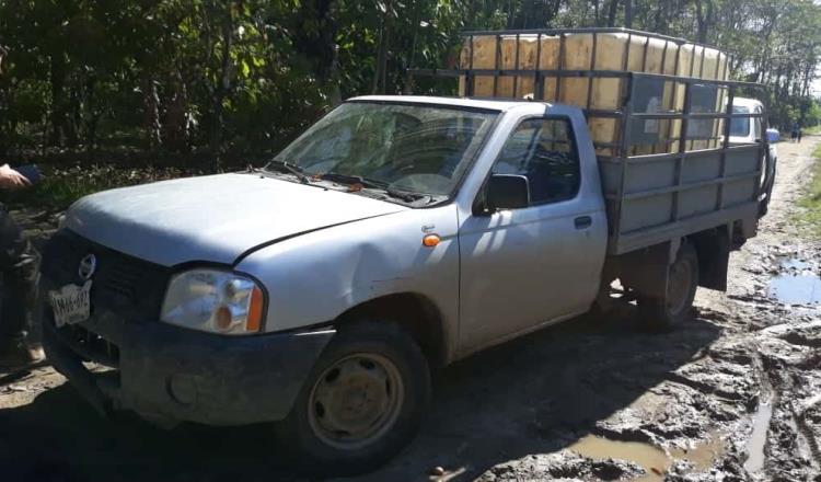 Aseguran camioneta cargada de combustible robado en Huimanguillo