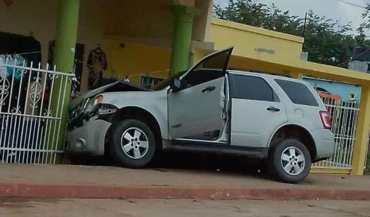 Persecución y balacera en Playas del Rosario deja 1 detenido y un auto chocado