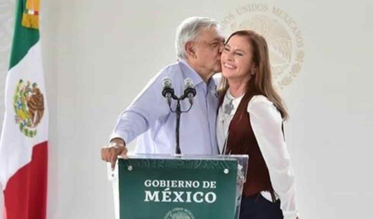 ‘¡Qué vivan las mujeres!’ expresa AMLO, tras besar a Beatriz Gutiérrez
