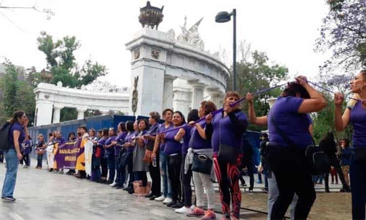 Mujeres forman cadena humana en Ciudad de México para protestar contra violencia