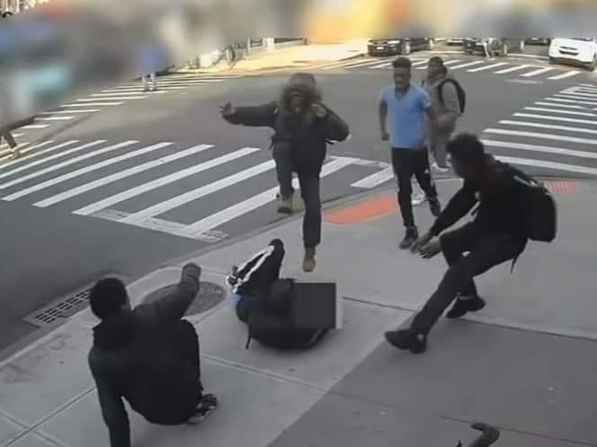 A plena luz del día mujer de 15 años es brutalmente golpeada por hombres en NY