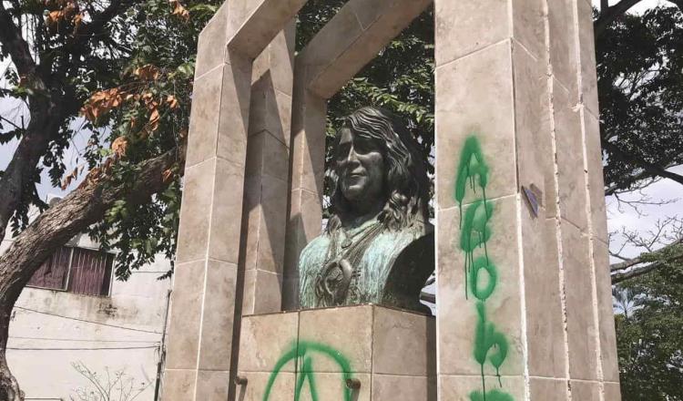 Acusan que un grupo de mujeres vandalizó el busto del cantante tabasqueño Karmito