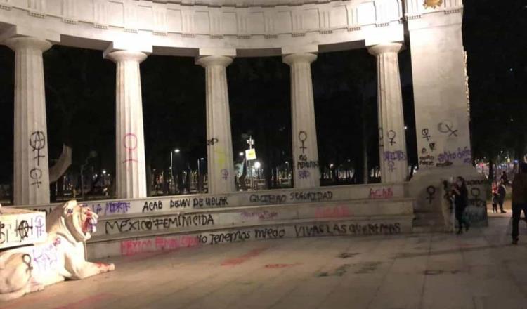 Tras pintas en Palacio Nacional, limpian rastros de de #UnDíaSinNosotras