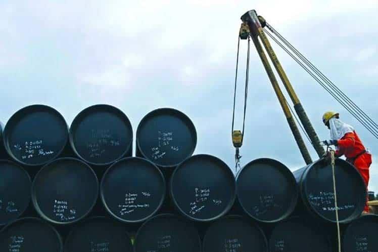 Precio del petróleo estadounidense se desploma 24 por ciento
