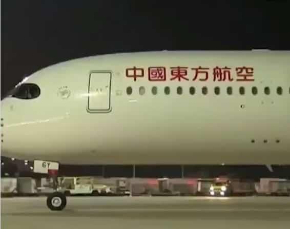 Avión procedente de China aterriza en Italia con material útil y expertos médicos para el combate del coronavirus