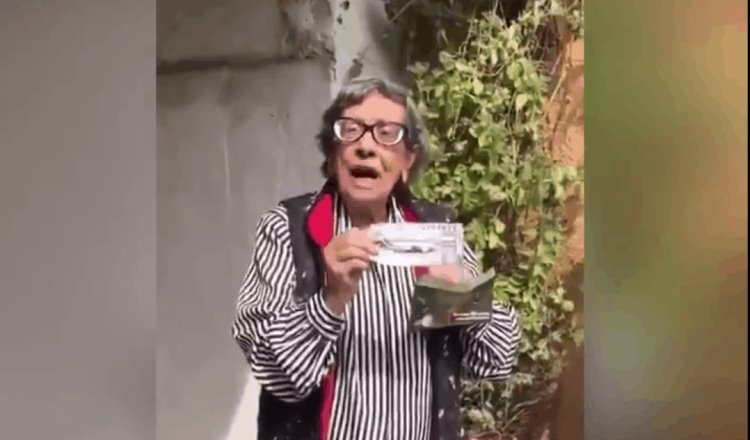 Mujer de la tercera edad compra ‘cachito’ para rifa de avión presidencial e invita a mexicanos a ayudar a AMLO