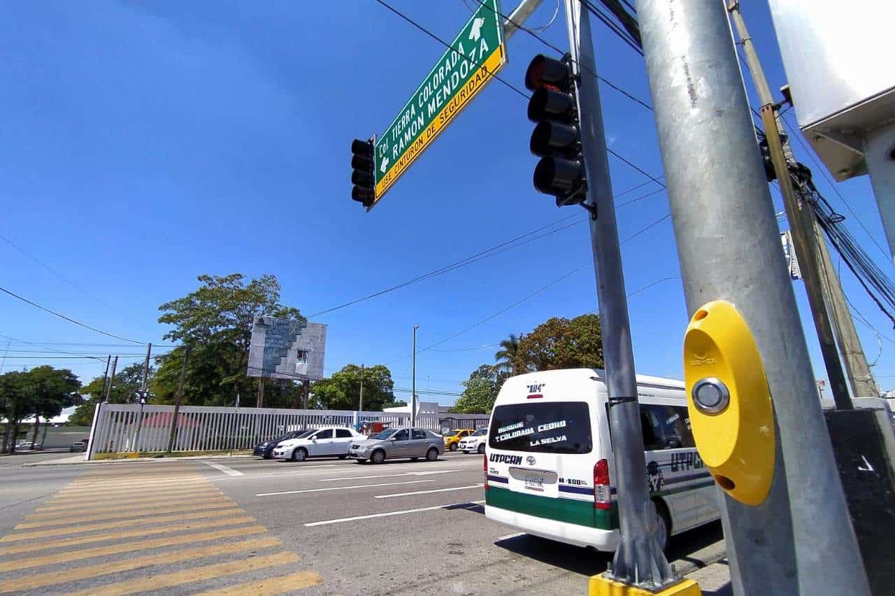 Semáforo permite al peatón parar el tráfico para cruzar la calle