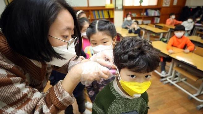 Coronavirus afecta menos a niños, revelan científicos chinos