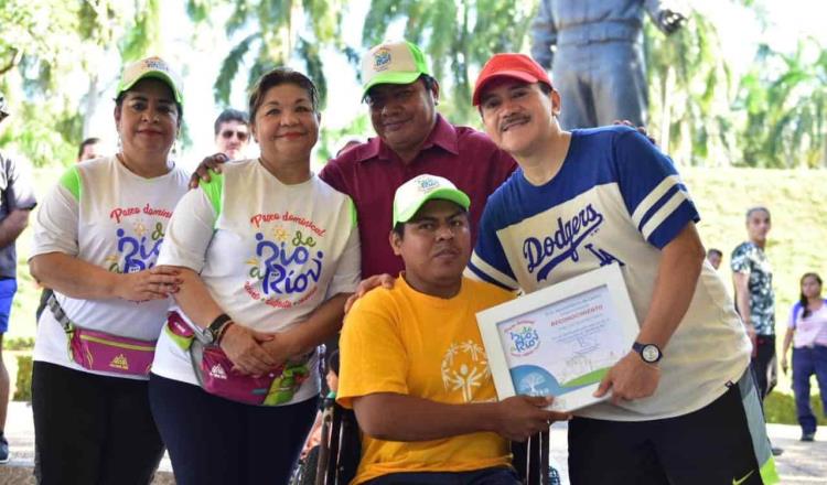 Otorga Centro reconocimiento a campeón nacional de atletismo en silla de ruedas, originario de Tamulté de las Sabanas