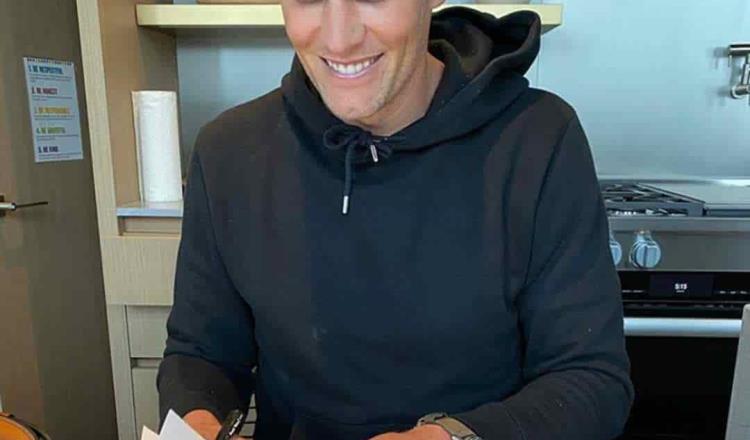 Firma Tom Brady como nuevo Bucanero de Tampa