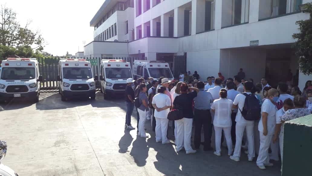 Protesta personal médico del IMSS clínica 46 por falta de insumos y material médico para atender coronavirus