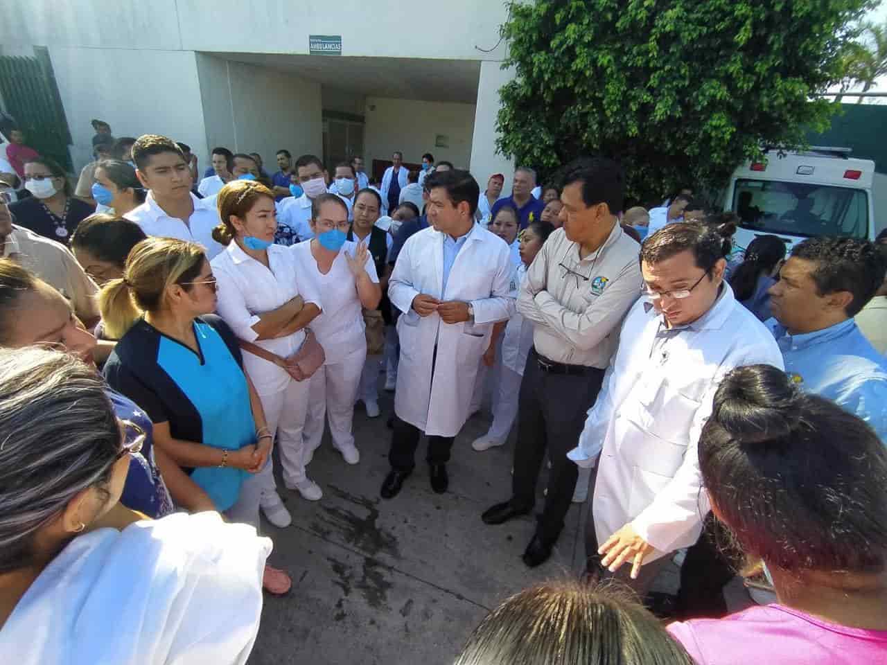 Protesta personal médico del IMSS clínica 46 por falta de insumos y material médico para atender coronavirus