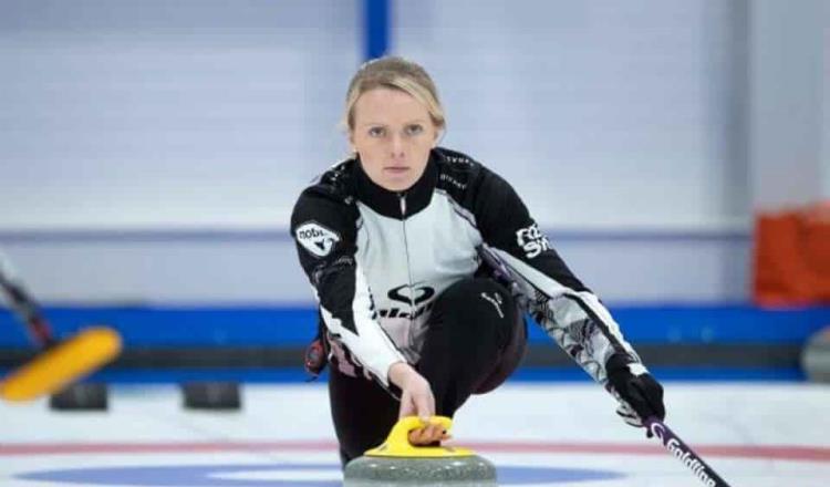 Atleta de curling se convierte en enfermera temporal ante pandemia